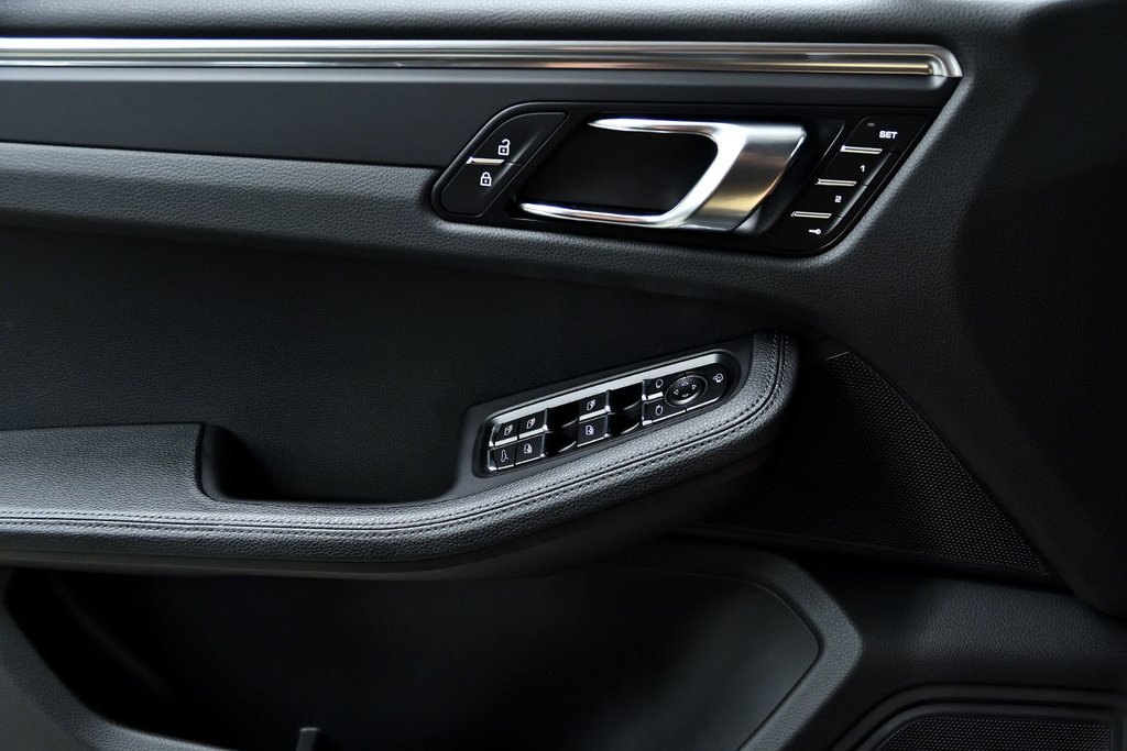 2023 Porsche Macan in Laval, Quebec - 28 - w1024h768px