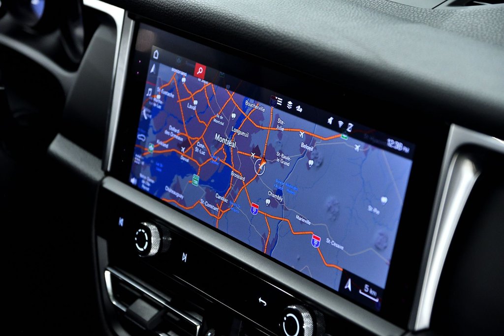 2023 Porsche Macan in Laval, Quebec - 31 - w1024h768px