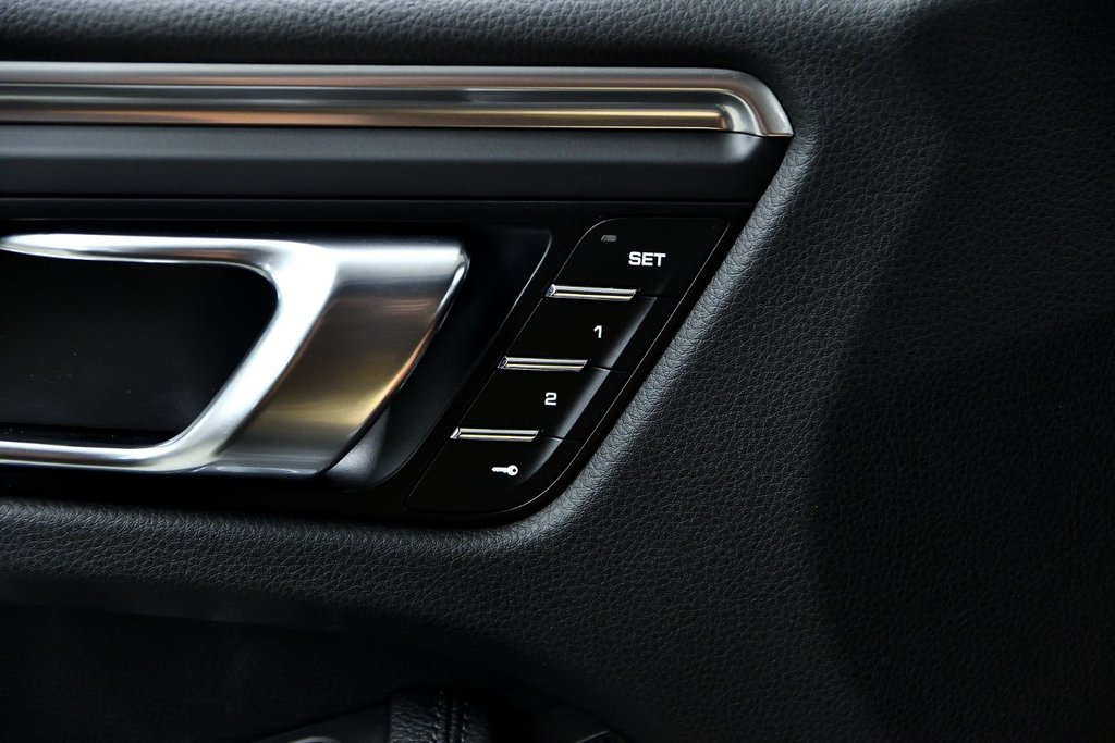 2023 Porsche Macan in Laval, Quebec - 29 - w1024h768px