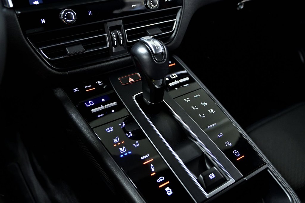 2023 Porsche Macan in Laval, Quebec - 23 - w1024h768px