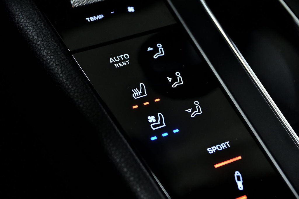 2023 Porsche Macan in Laval, Quebec - 25 - w1024h768px