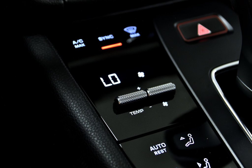 2023 Porsche Macan in Laval, Quebec - 24 - w1024h768px
