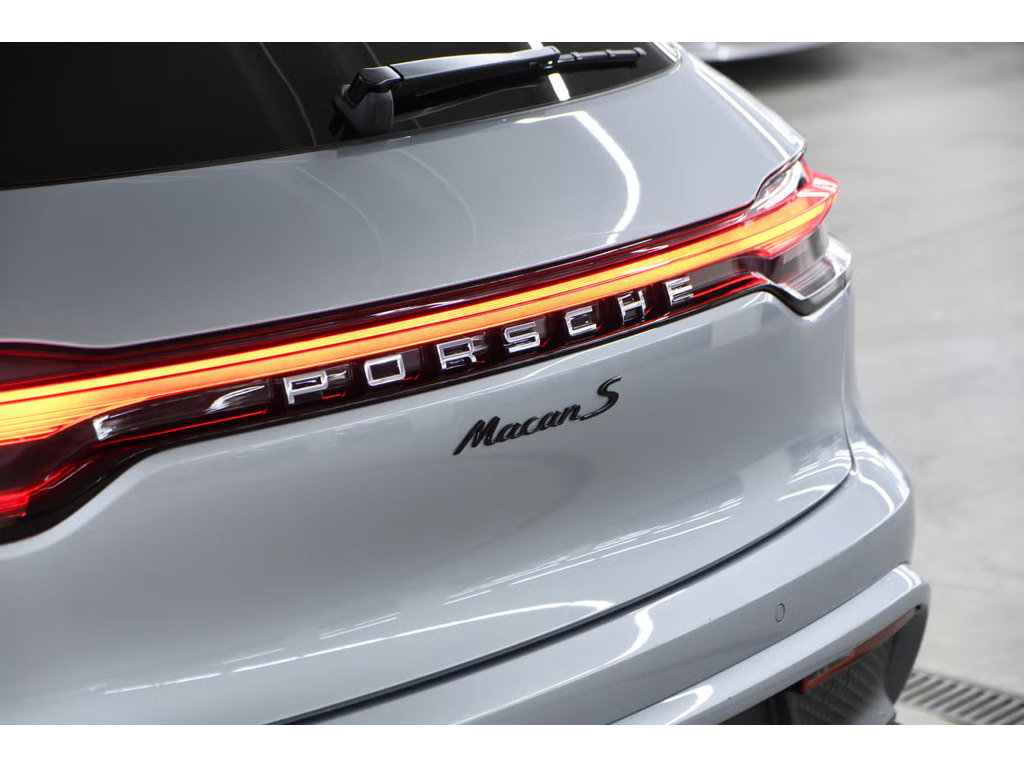 Porsche Macan AWD / Premium Package /Air Suspension / Hitch 2024 à Laval, Québec - 8 - w1024h768px