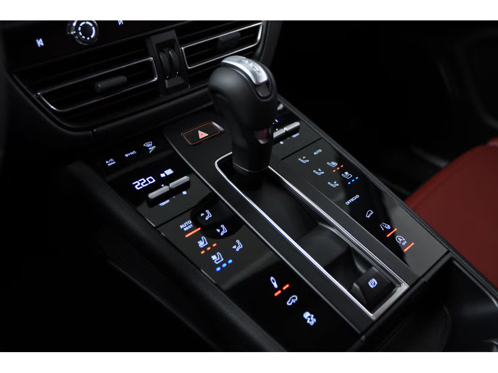 Porsche Macan AWD / Premium Package /Air Suspension / Hitch 2024 à Laval, Québec - 13 - w1024h768px