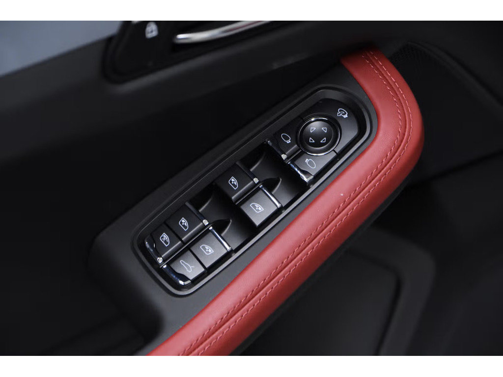 Porsche Macan AWD / Premium Package /Air Suspension / Hitch 2024 à Laval, Québec - 21 - w1024h768px