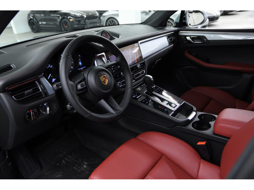 Porsche Macan AWD / Premium Package /Air Suspension / Hitch 2024 à Laval, Québec - 11 - w1024h768px