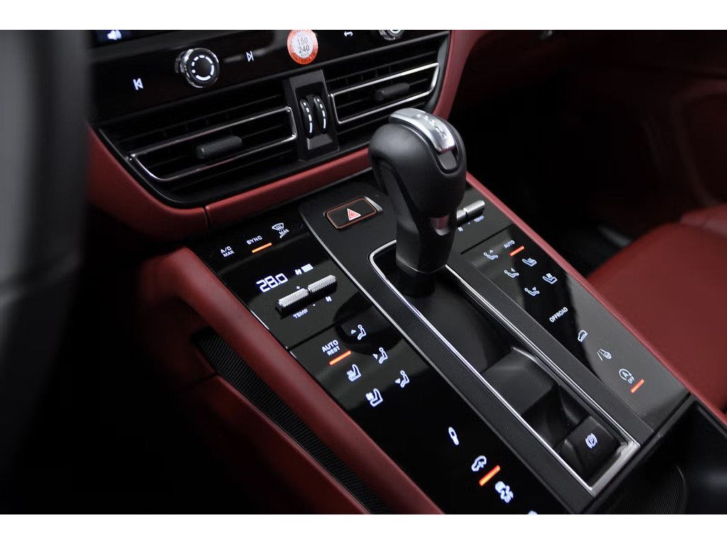 2024 Porsche Macan S AWD / Air Suspension / Sport Exhaust / Hitch in Laval, Quebec - 13 - w1024h768px