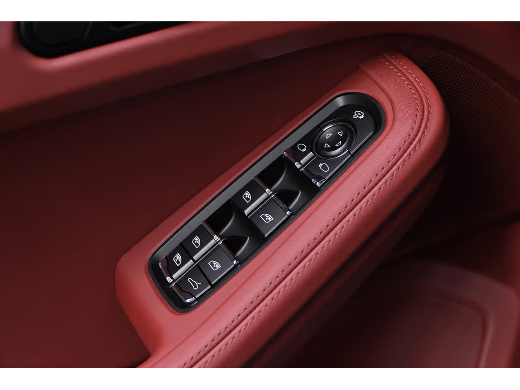 2024 Porsche Macan S AWD / Air Suspension / Sport Exhaust / Hitch in Laval, Quebec - 21 - w1024h768px