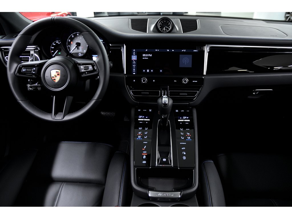 2024 Porsche Macan S AWD / Premium Plus / Air Suspension in Laval, Quebec - 33 - w1024h768px