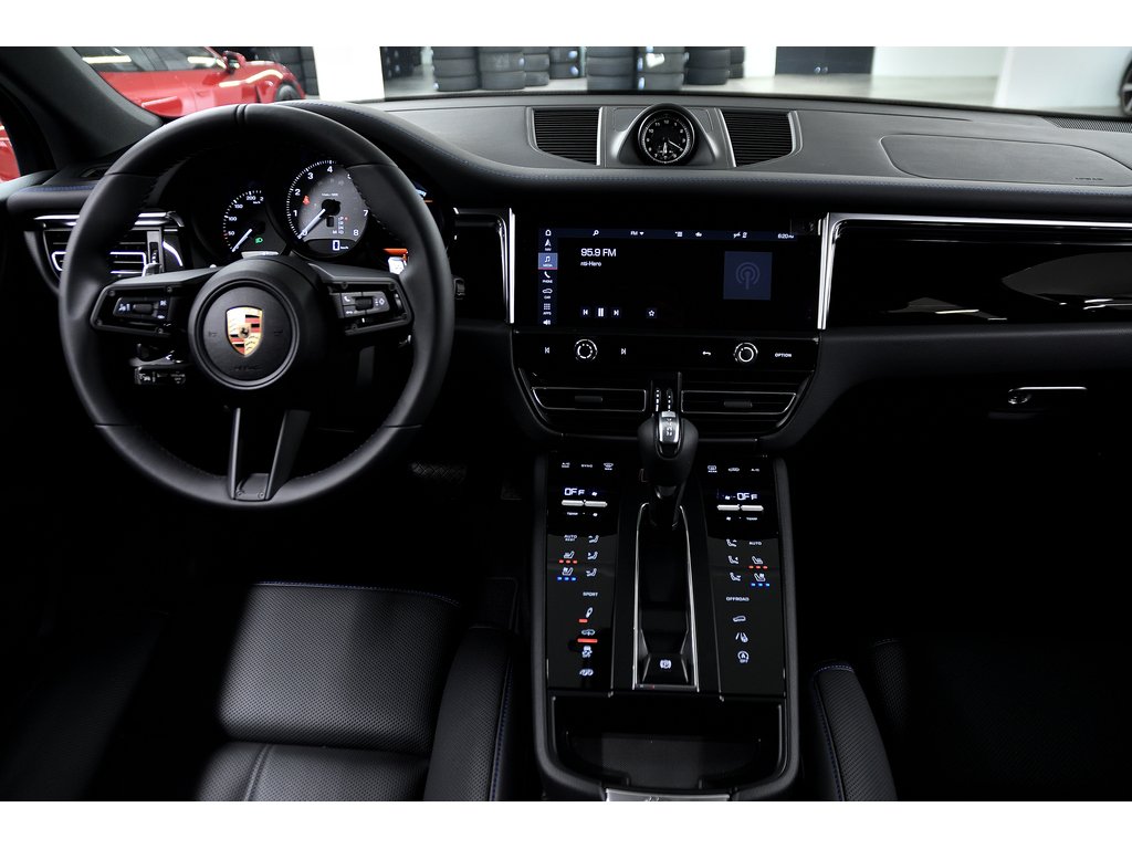 2024 Porsche Macan S AWD / Premium Plus / Air Suspension in Laval, Quebec - 34 - w1024h768px