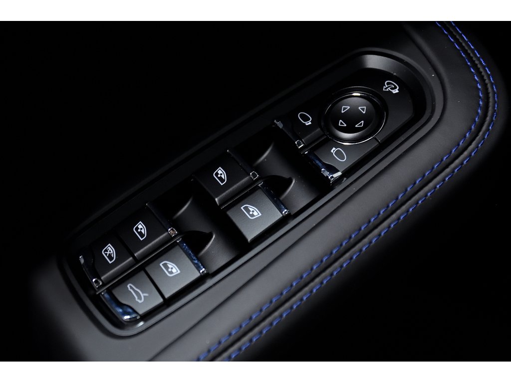 2024 Porsche Macan S AWD / Premium Plus / Air Suspension in Laval, Quebec - 16 - w1024h768px