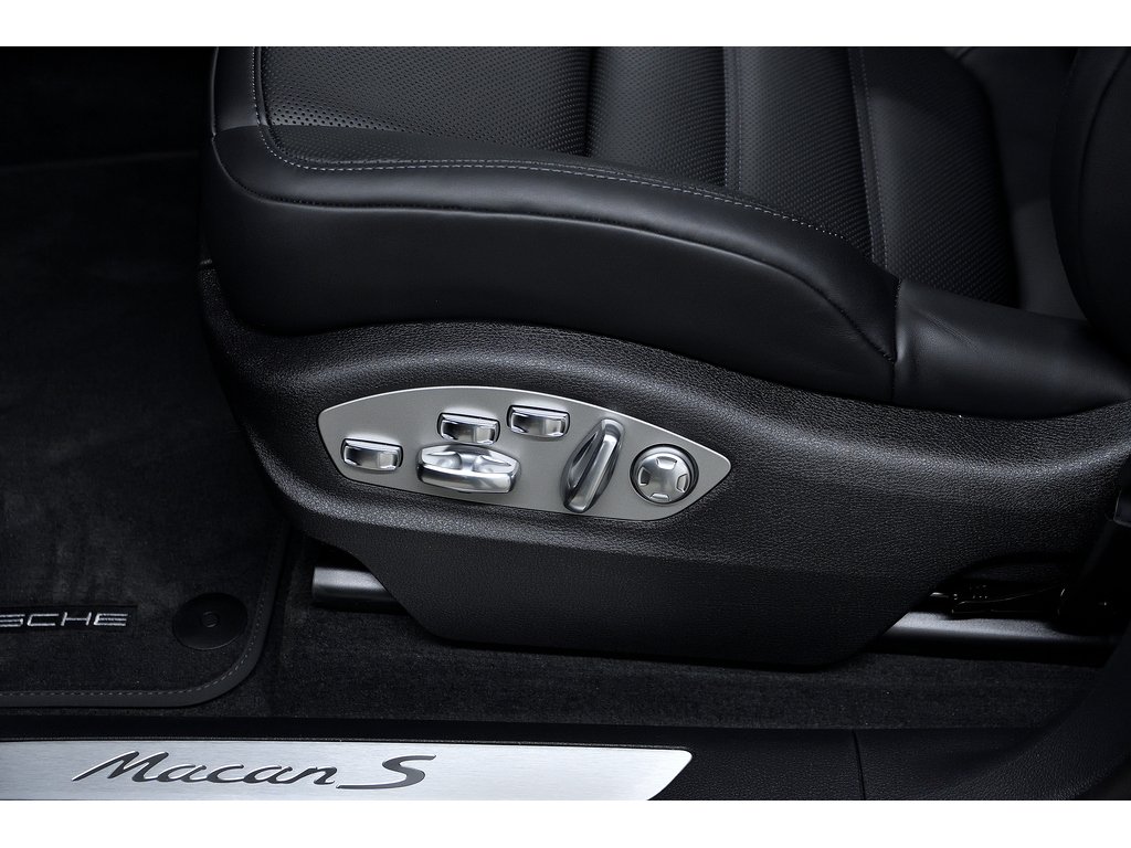 2024 Porsche Macan S AWD / Premium Plus / Air Suspension / BOSE in Laval, Quebec - 16 - w1024h768px