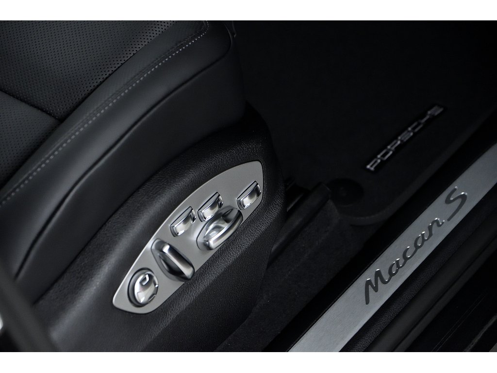 2024 Porsche Macan S AWD / Premium Plus / Air Suspension / BOSE in Laval, Quebec - 34 - w1024h768px