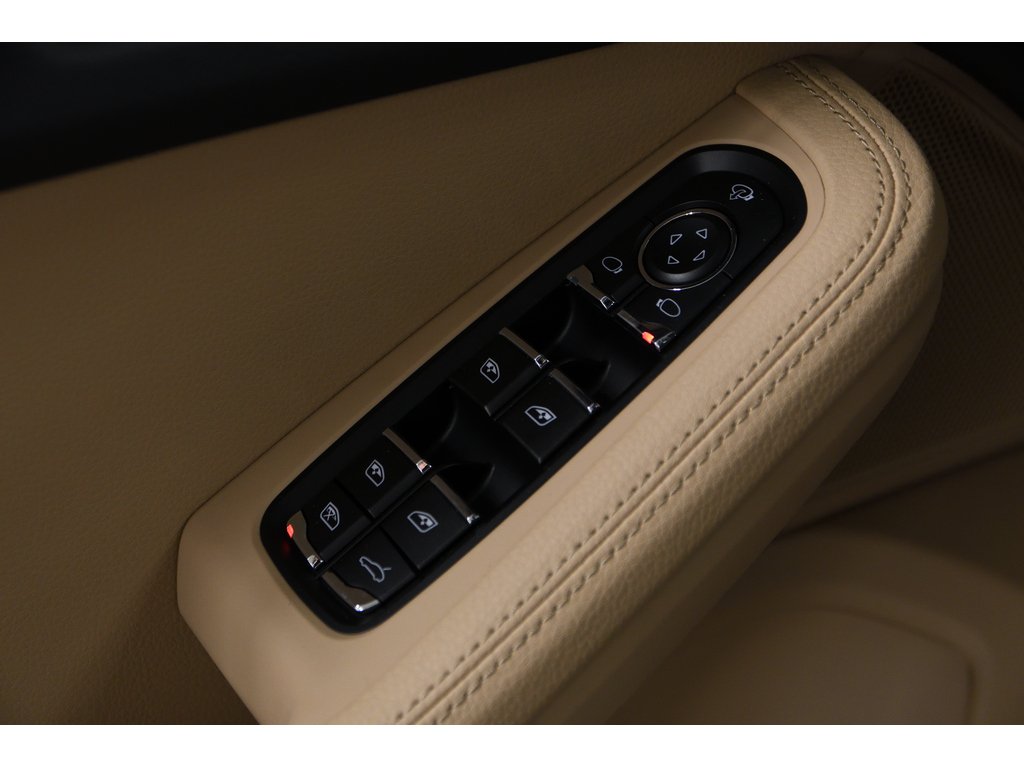2024 Porsche Macan AWD / Premium Plus / BOSE in Laval, Quebec - 24 - w1024h768px