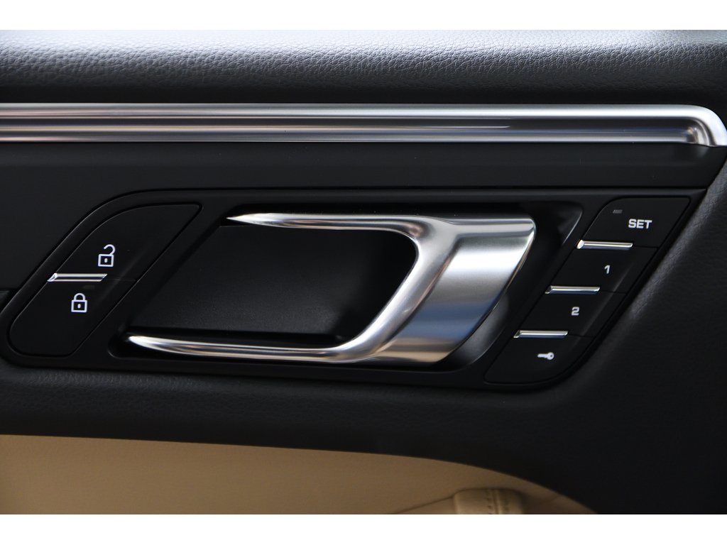 2024 Porsche Macan AWD / Premium Plus / BOSE in Laval, Quebec - 23 - w1024h768px