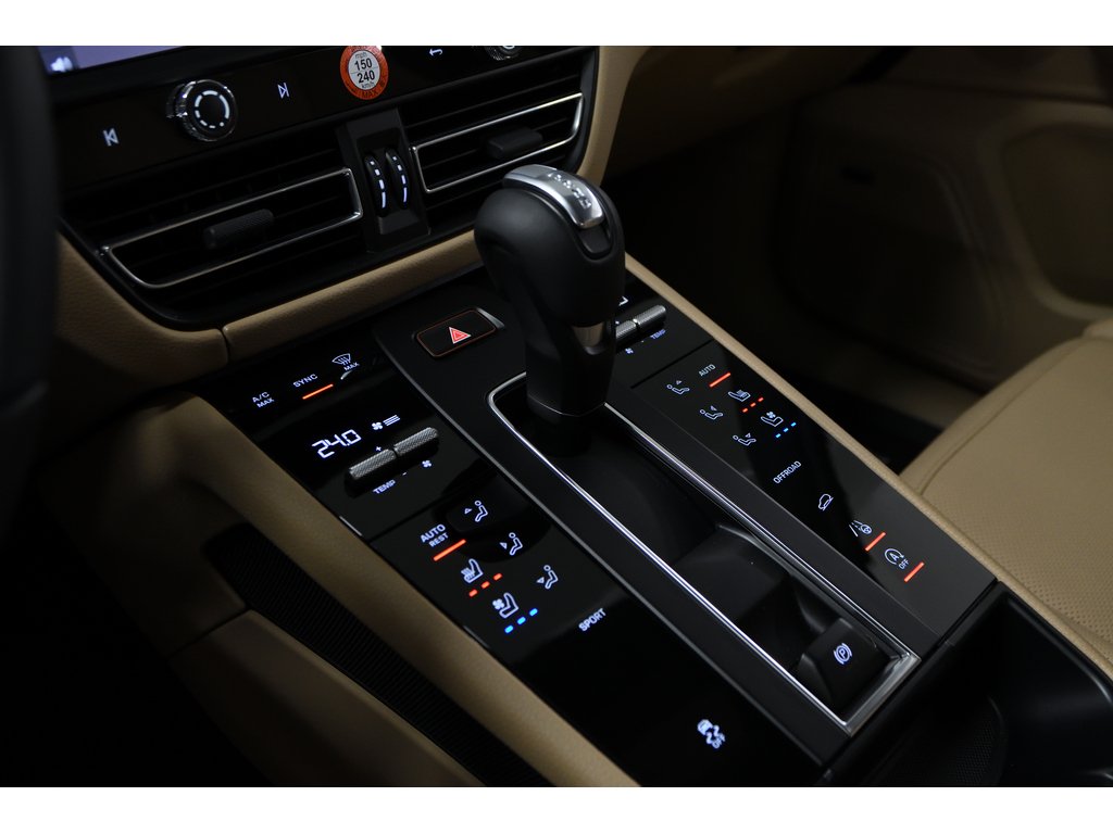 2024 Porsche Macan AWD / Premium Plus / BOSE in Laval, Quebec - 18 - w1024h768px