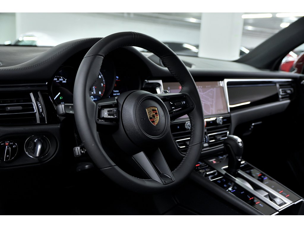 2024 Porsche Macan S AWD / Premium Plus / Air Suspension / BOSE in Laval, Quebec - 13 - w1024h768px