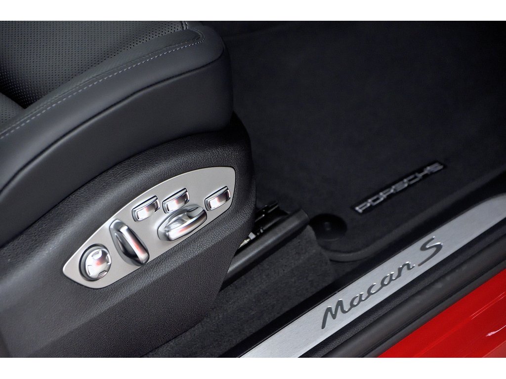 2024 Porsche Macan S AWD / Premium Plus / Air Suspension / BOSE in Laval, Quebec - 35 - w1024h768px