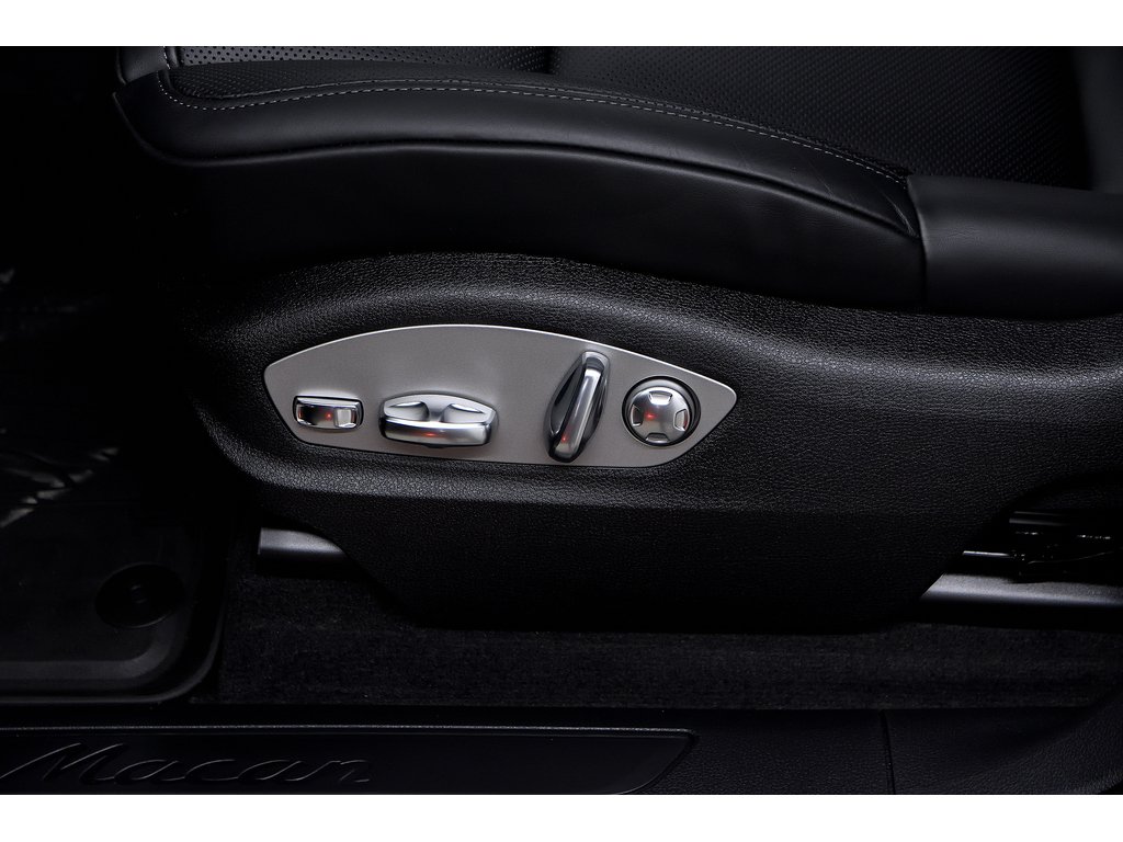 2024 Porsche Macan AWD / Premium Plus Package / Air Suspension / BOSE in Laval, Quebec - 18 - w1024h768px