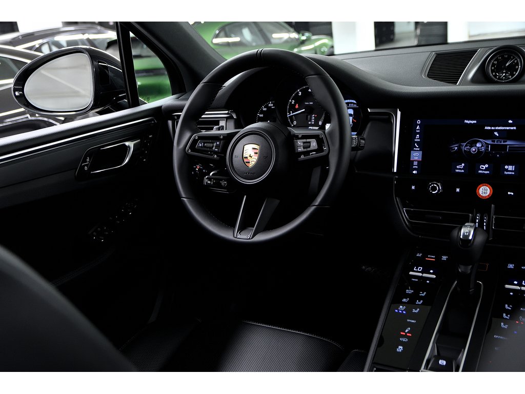 2024 Porsche Macan AWD / Premium Plus Package / Air Suspension / BOSE in Laval, Quebec - 35 - w1024h768px