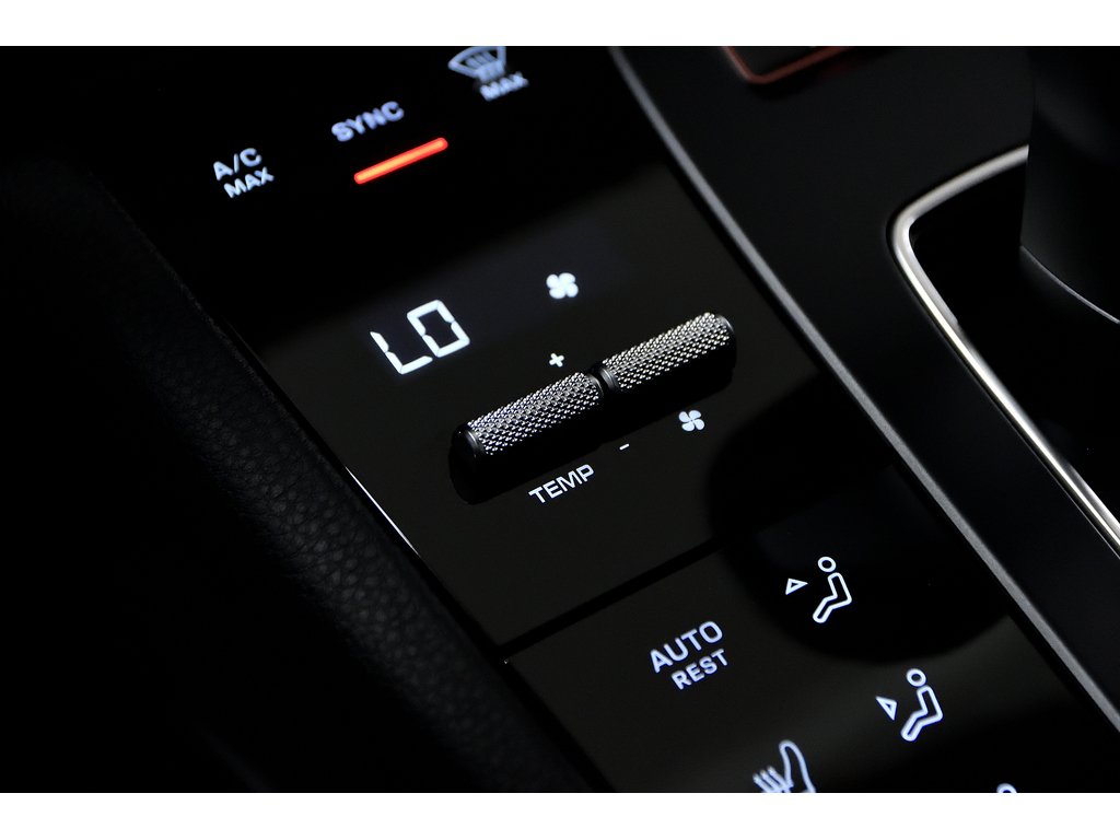 2024 Porsche Macan AWD / Premium Plus Package / Air Suspension / BOSE in Laval, Quebec - 26 - w1024h768px