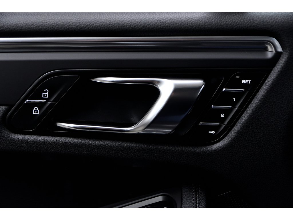 2024 Porsche Macan AWD / Premium Plus Package / Air Suspension / BOSE in Laval, Quebec - 33 - w1024h768px