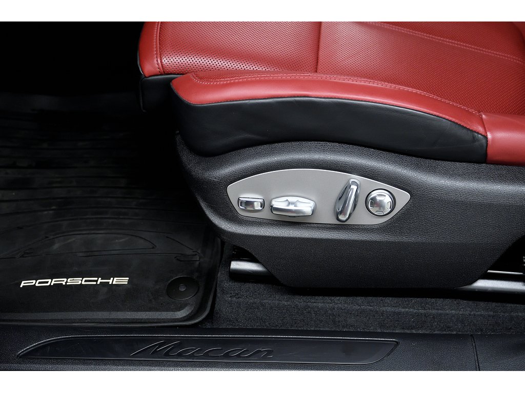 2024 Porsche Macan AWD / Premium Package Plus / Sport Exhaust in Laval, Quebec - 16 - w1024h768px