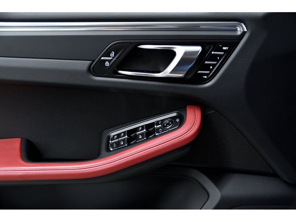 2024 Porsche Macan AWD / Premium Package Plus / Sport Exhaust in Laval, Quebec - 31 - w1024h768px