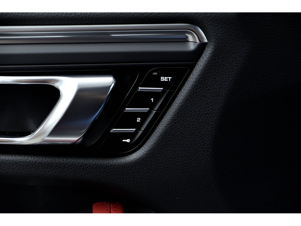 2024 Porsche Macan AWD / Premium Package Plus / Sport Exhaust in Laval, Quebec - 32 - w1024h768px