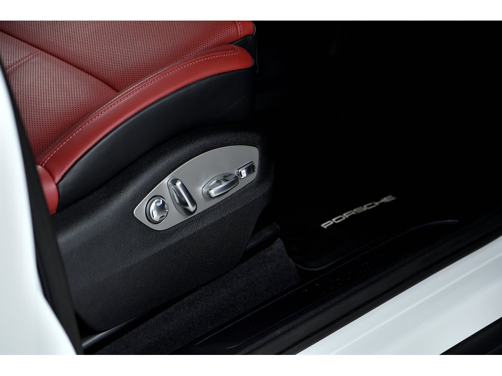 2024 Porsche Macan AWD / Premium Package Plus / Sport Exhaust in Laval, Quebec - 35 - w1024h768px