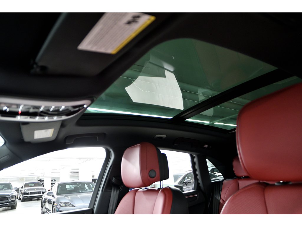 2024 Porsche Macan AWD / Premium Package Plus / Sport Exhaust in Laval, Quebec - 18 - w1024h768px