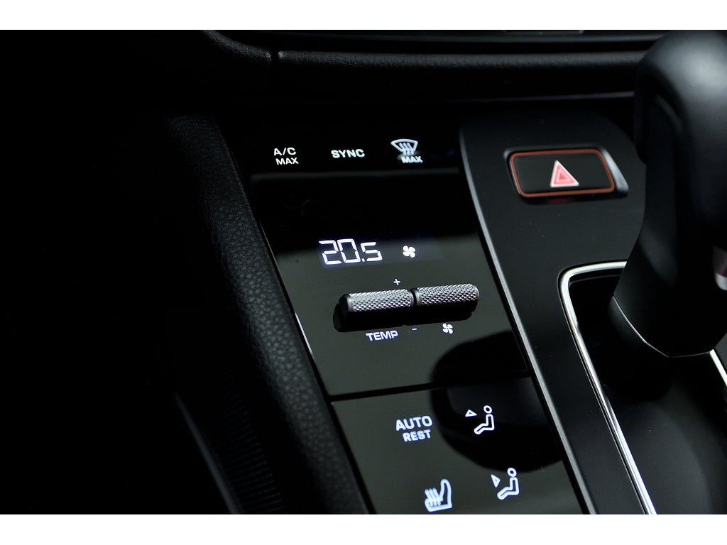 2024 Porsche Macan AWD / Premium Package Plus / Sport Exhaust in Laval, Quebec - 29 - w1024h768px