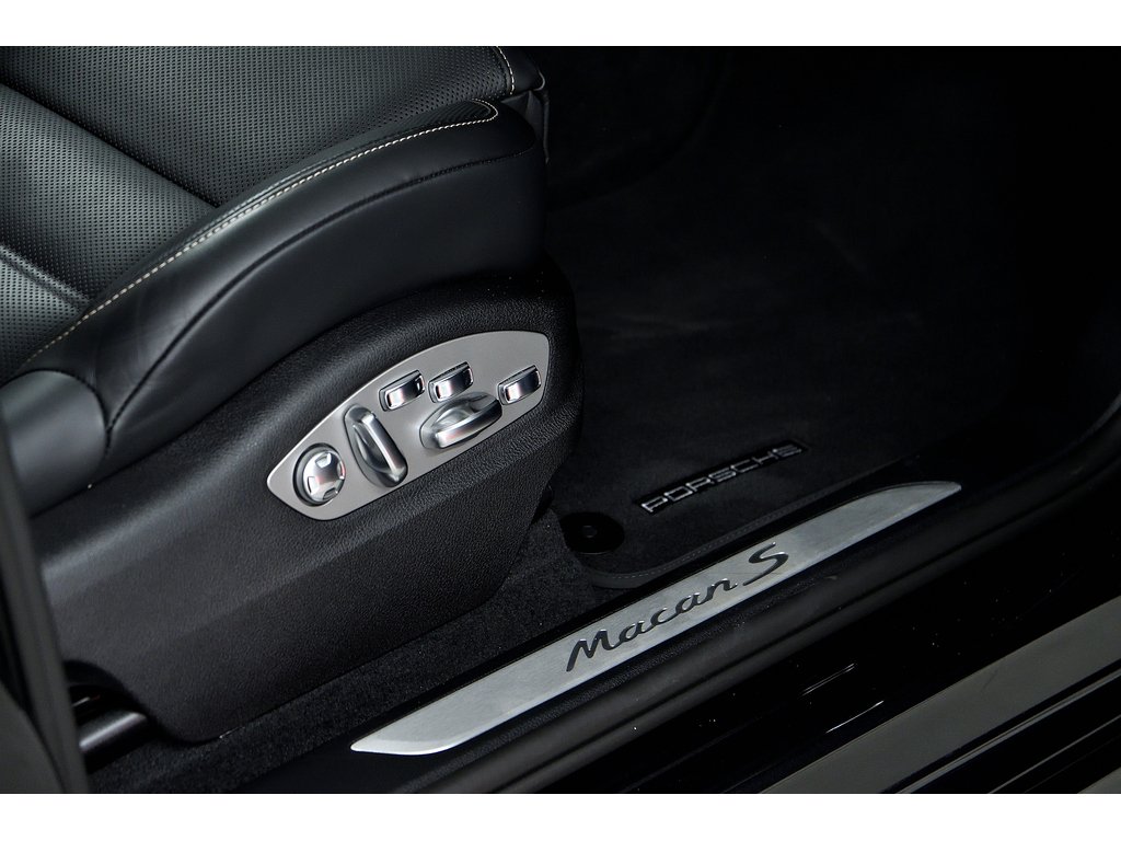 2024 Porsche Macan S AWD / Premium Package Plus / Sport Exhaust in Laval, Quebec - 37 - w1024h768px