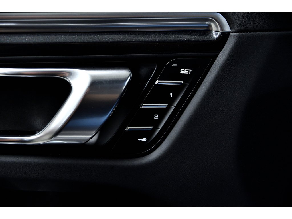 2024 Porsche Macan S AWD / Premium Package Plus / Sport Exhaust in Laval, Quebec - 35 - w1024h768px