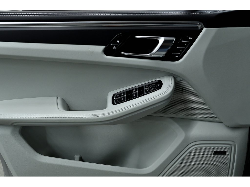 2024 Porsche Macan T AWD / Air Suspension / Premium Package in Laval, Quebec - 30 - w1024h768px