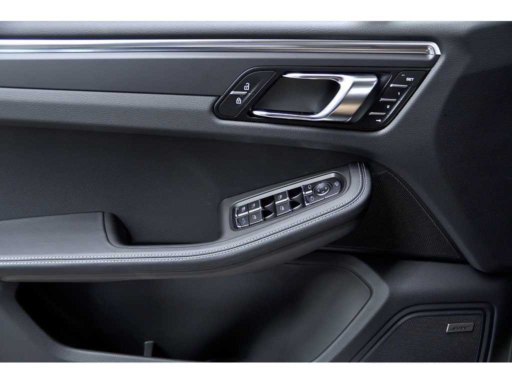 2024 Porsche Macan AWD in Laval, Quebec - 21 - w1024h768px
