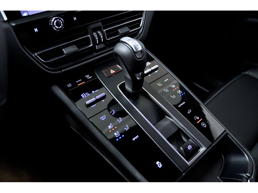 2024 Porsche Macan AWD in Laval, Quebec - 18 - w1024h768px