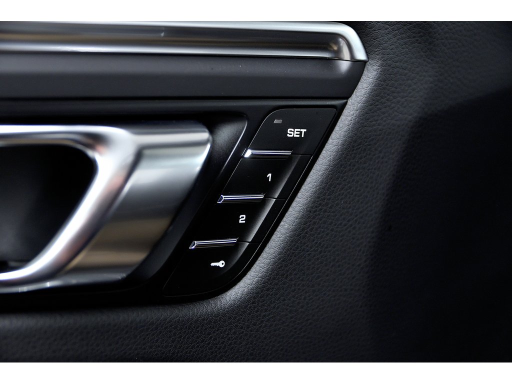 2024 Porsche Macan AWD in Laval, Quebec - 22 - w1024h768px