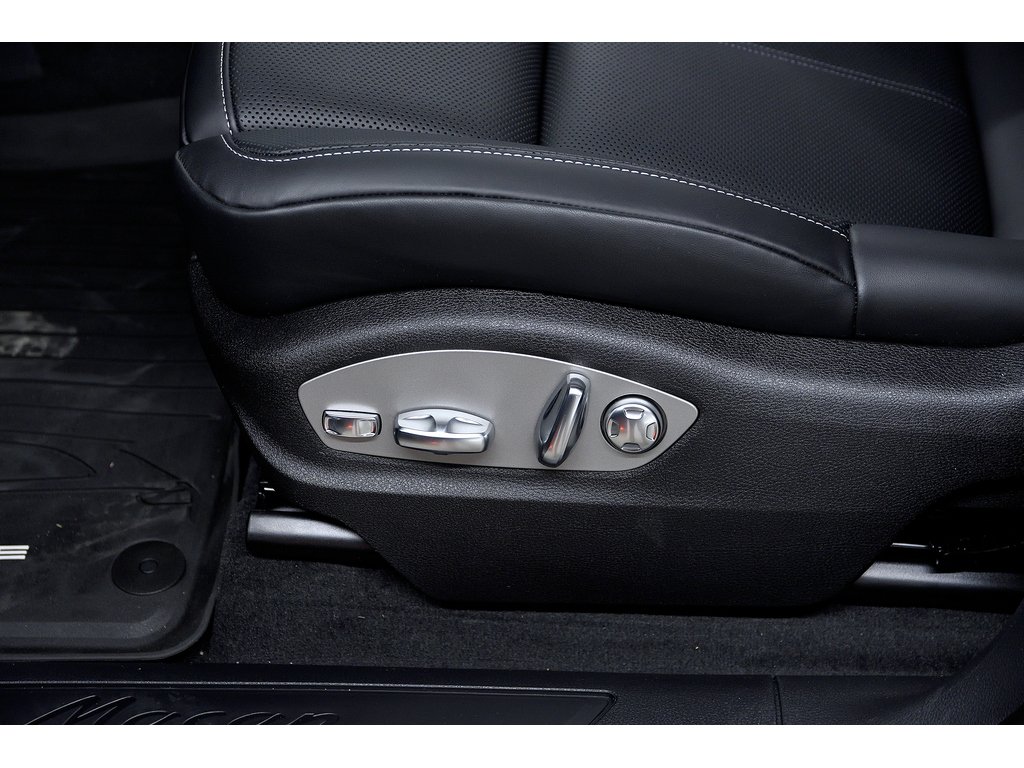 2024 Porsche Macan AWD in Laval, Quebec - 10 - w1024h768px