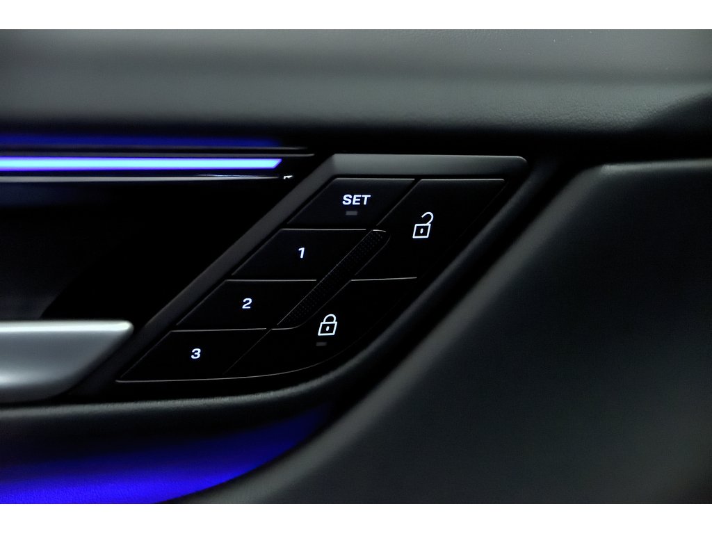 2024 Porsche Macan Electric AWD / Premium / Sport Chrono / Rear Axle in Laval, Quebec - 19 - w1024h768px