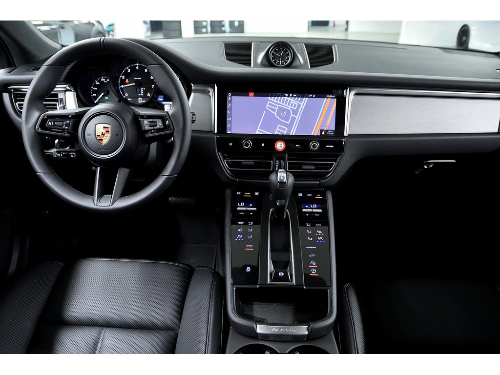 2024 Porsche Macan AWD / Premium Package Plus / BOSE in Laval, Quebec - 38 - w1024h768px