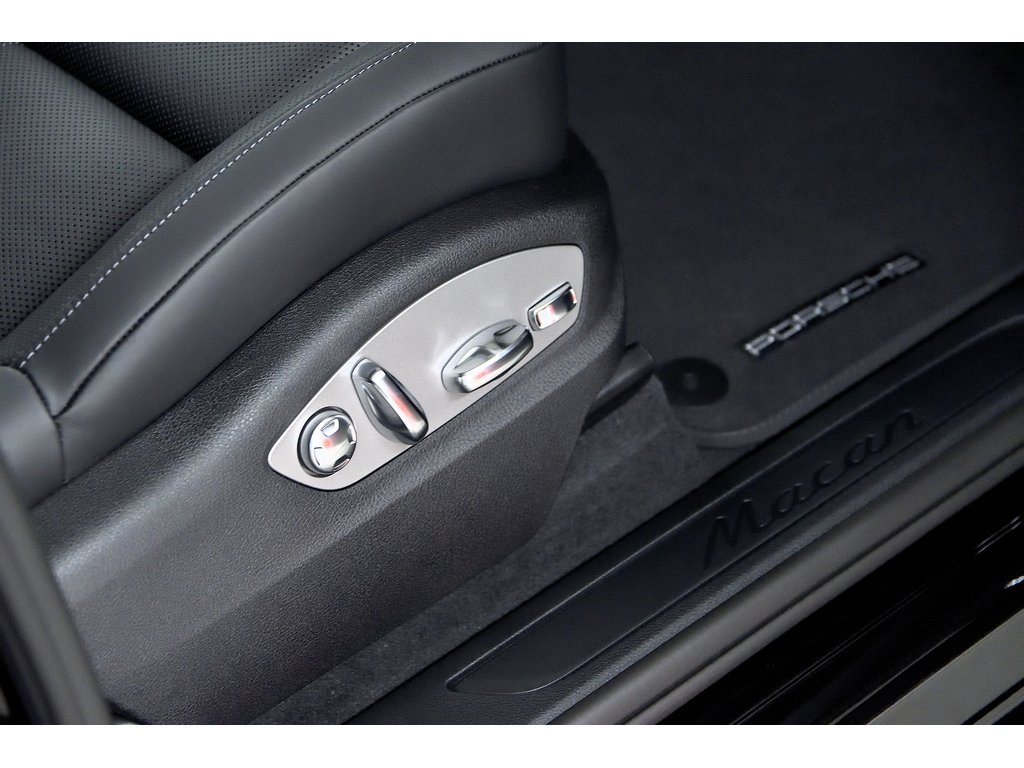 2024 Porsche Macan AWD / Premium Package Plus / BOSE in Laval, Quebec - 34 - w1024h768px
