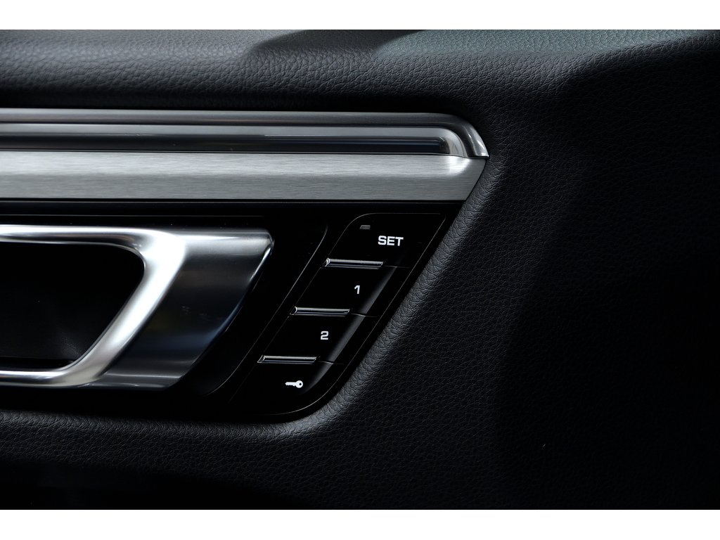 2024 Porsche Macan AWD / Premium Plus Package / BOSE in Laval, Quebec - 27 - w1024h768px