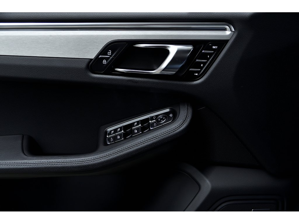 2024 Porsche Macan AWD / Premium Plus Package / BOSE in Laval, Quebec - 26 - w1024h768px