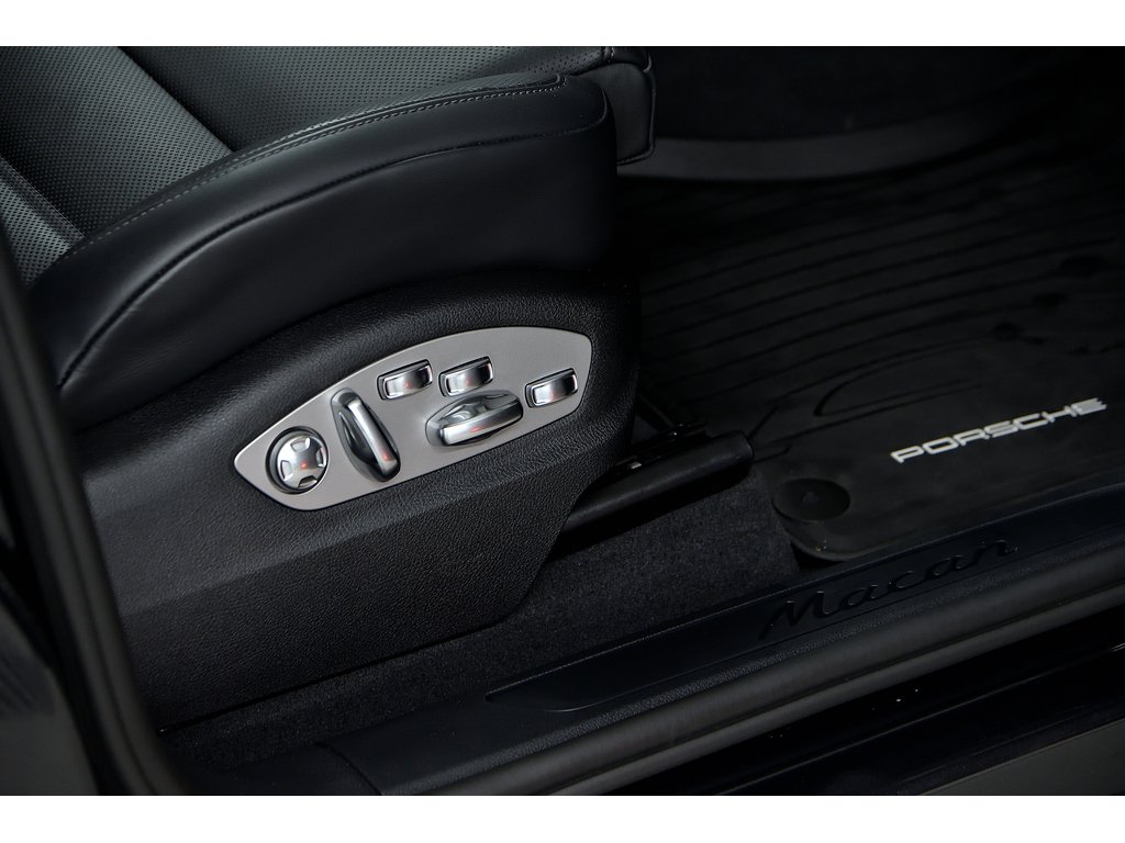 2024 Porsche Macan AWD / Premium Plus Package / BOSE in Laval, Quebec - 31 - w1024h768px