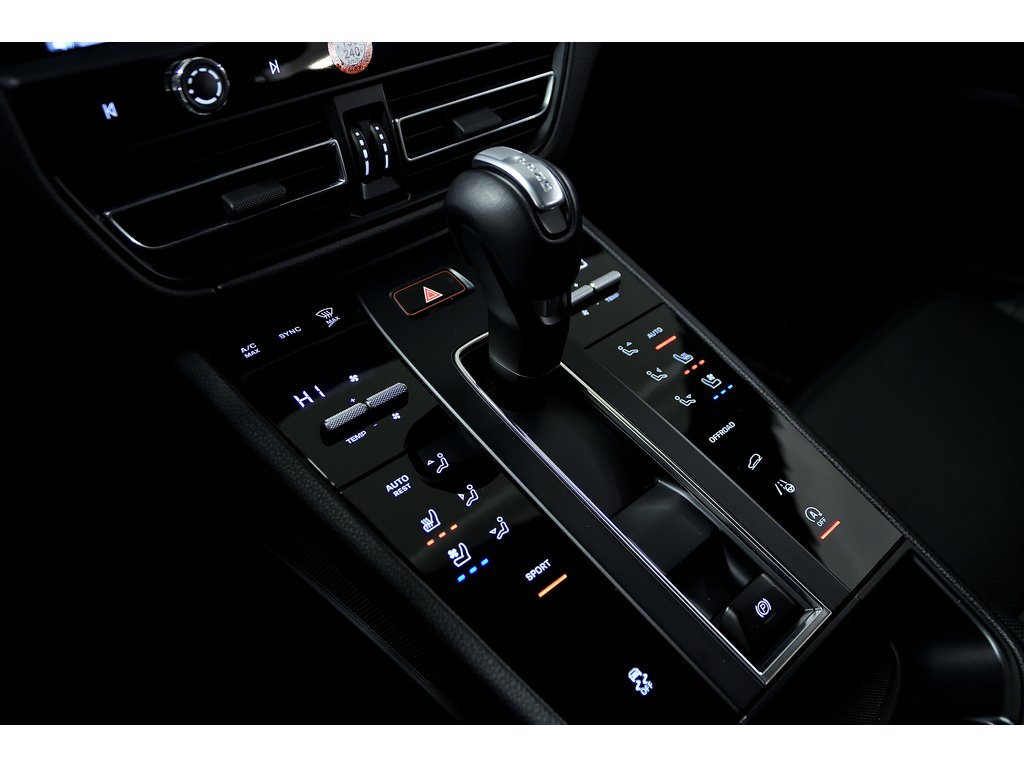 2024 Porsche Macan AWD / Premium Plus Package / BOSE in Laval, Quebec - 22 - w1024h768px