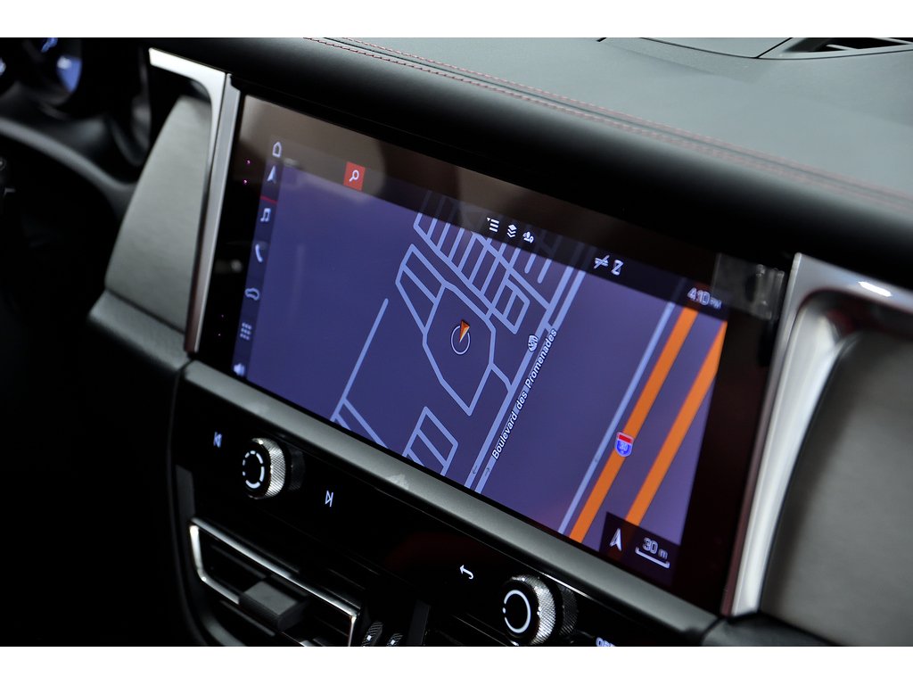 2024 Porsche Macan AWD / Premium Plus Package / BOSE / 18 Ways in Laval, Quebec - 27 - w1024h768px