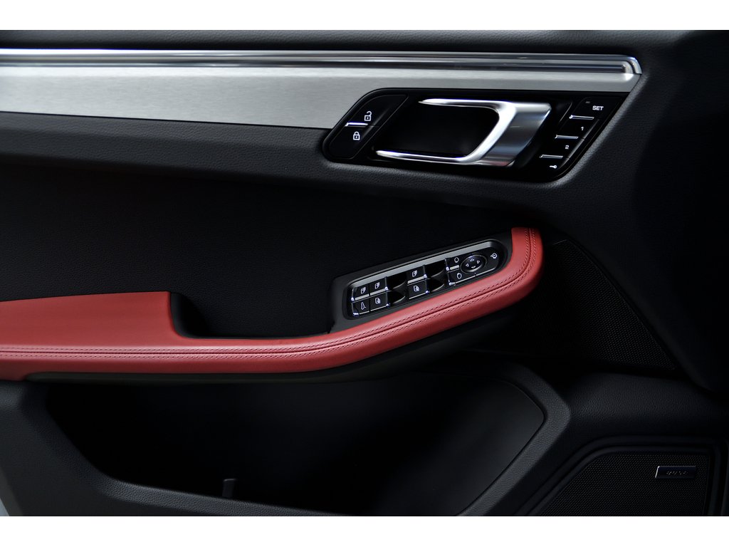 2024 Porsche Macan AWD / Premium Plus Package / BOSE / 18 Ways in Laval, Quebec - 24 - w1024h768px