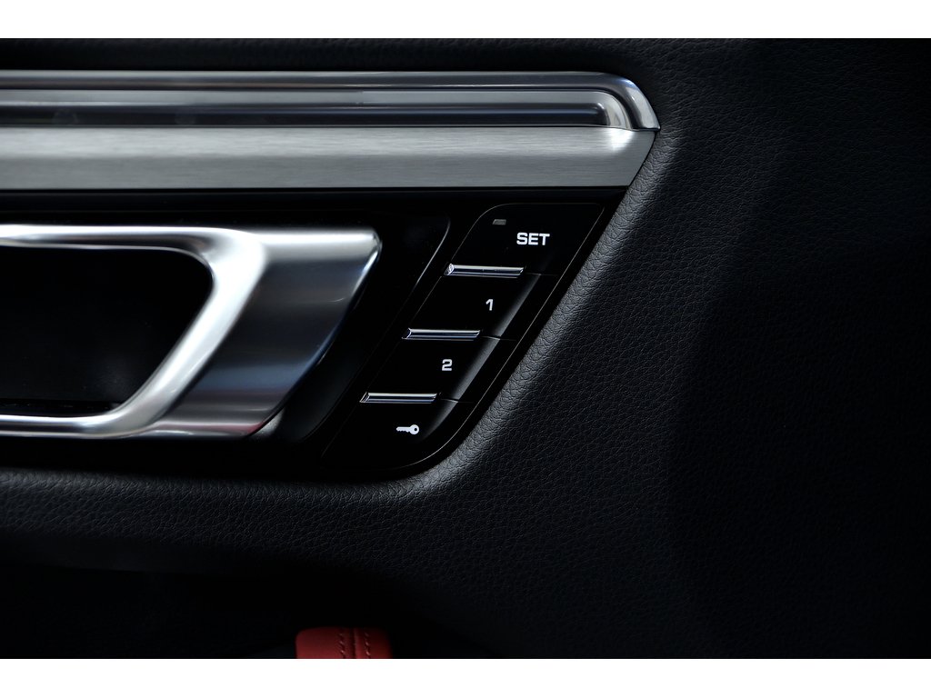 2024 Porsche Macan AWD / Premium Plus Package / BOSE / 18 Ways in Laval, Quebec - 25 - w1024h768px