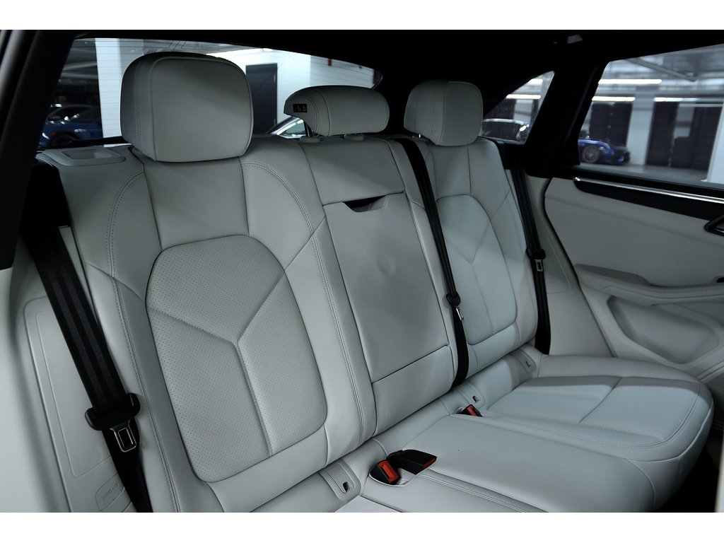 2024 Porsche Macan AWD / Premium Plus Package / BOSE in Laval, Quebec - 34 - w1024h768px